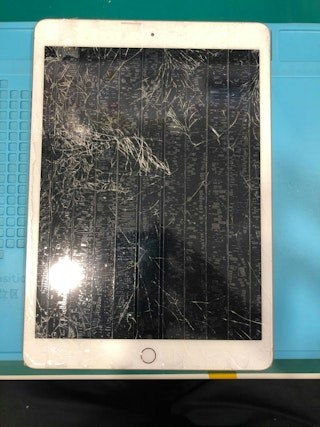豊川市】iPad第7世代のガラス割れ修理｜バキバキ画面も交換で新品同様に！